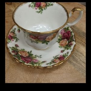 ROYAL ALBERT OLD COUNTRY ROSES TEACUP AND SAUCER
